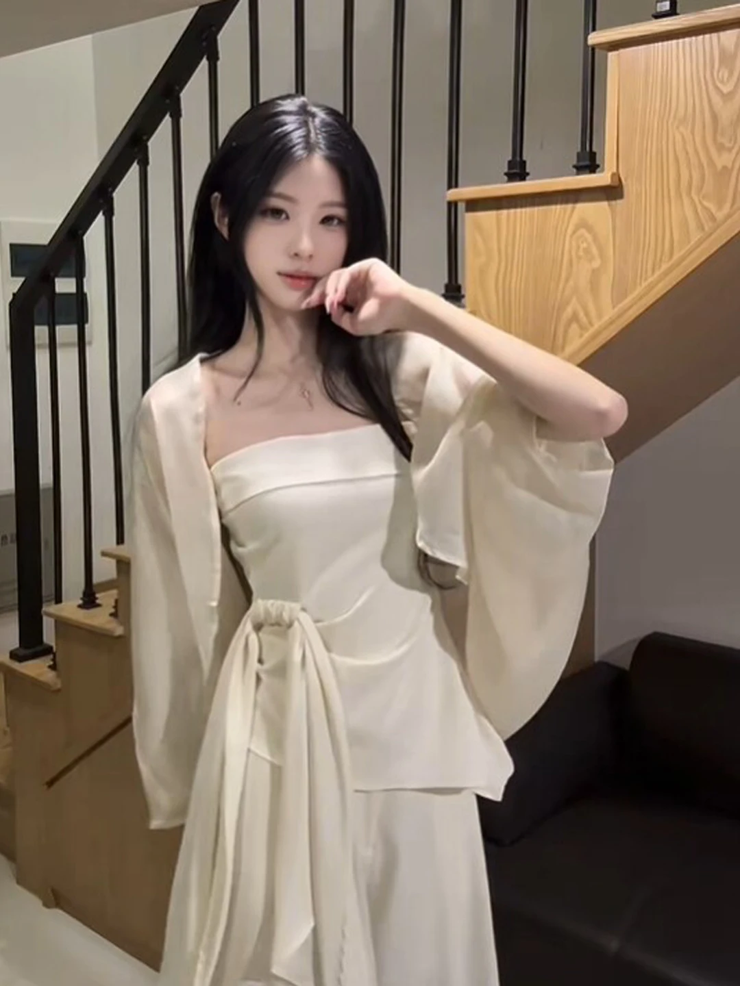 

Элегантный комплект из двух предметов: брюки с высокой талией и широкими штанинами, удобный топ с длинными рукавами, летний модный наряд для женщин