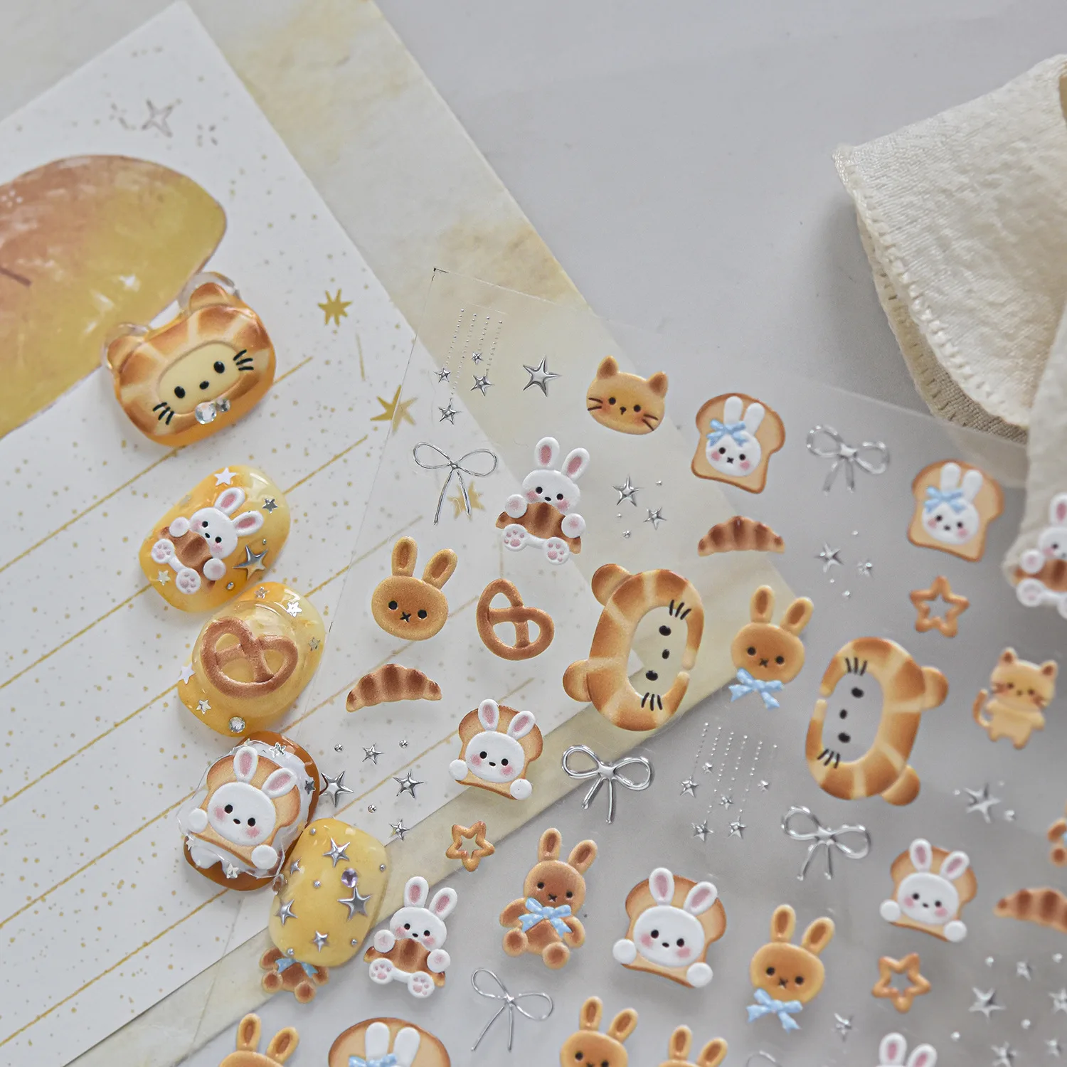 Herbstliche Süßigkeiten Cartoon 5D Nagelkunst-Aufkleber Niedliche Hase Katze Toast Croissant Schleife Stern Selbstklebende Nagelsticker Maniküre