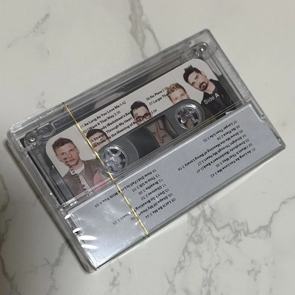 Fita Cassete Lacrada Nova: Álbum Clássico Pop dos Anos 90 e 00s com Harmonias Nostálgicas de Boy Bands, Baladas de Amor Cativantes e Dança Animada