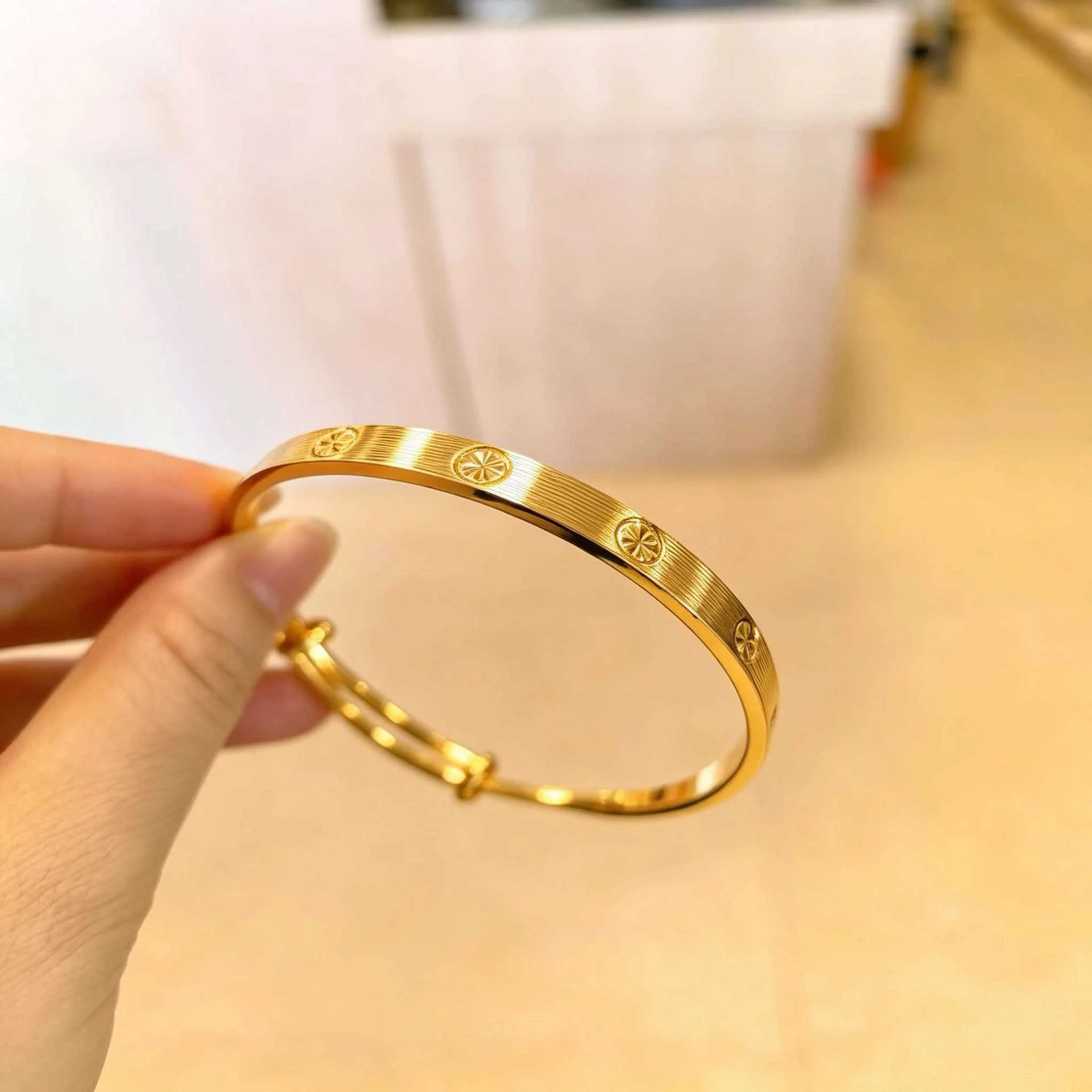 OUYADI Lady 14K Gold Plated Stainless Steel Slider Adjustable Bangle, Vertical Stripe Star‑Pattern Engraved Jewelry Gift