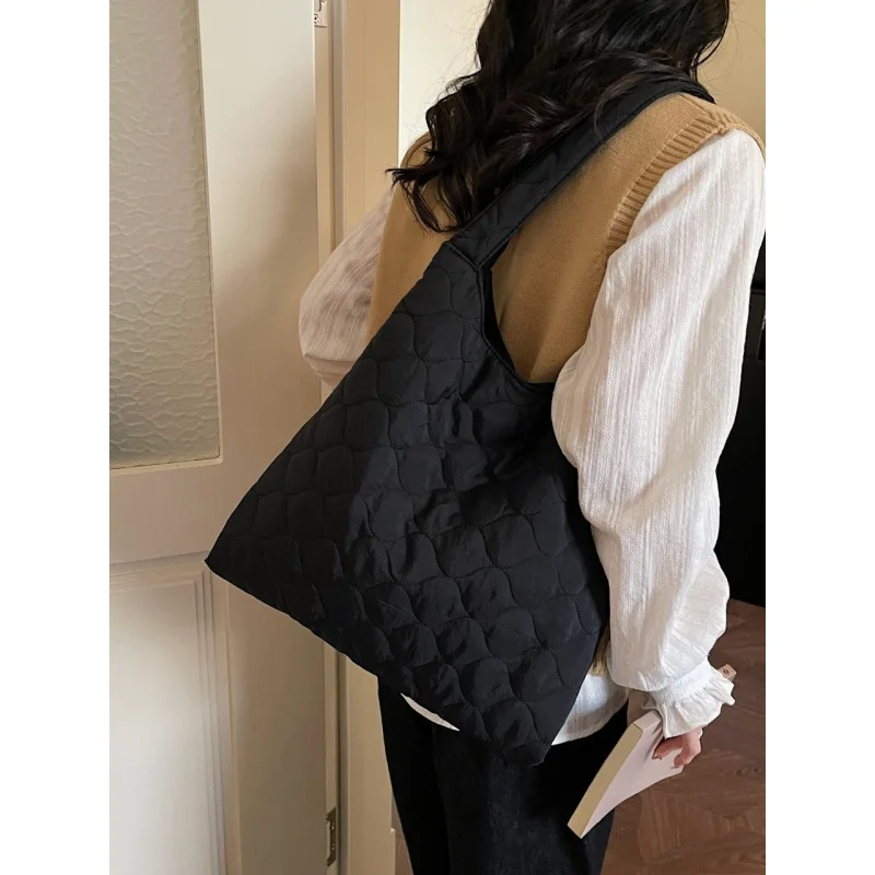

Korean-style quilted tote bag for women2025New fashion down bag with large capacity for commuting, underarm shoulder bag