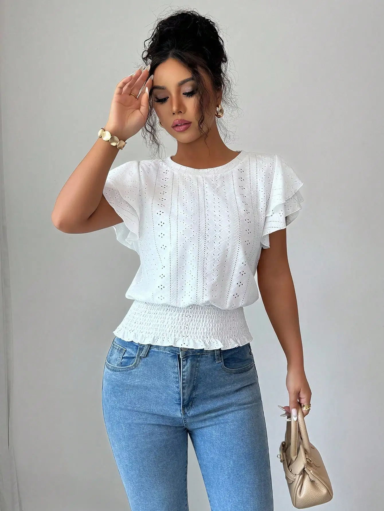 

Белая повседневная летняя блузка с рюшами на рукавах и присборенной талией