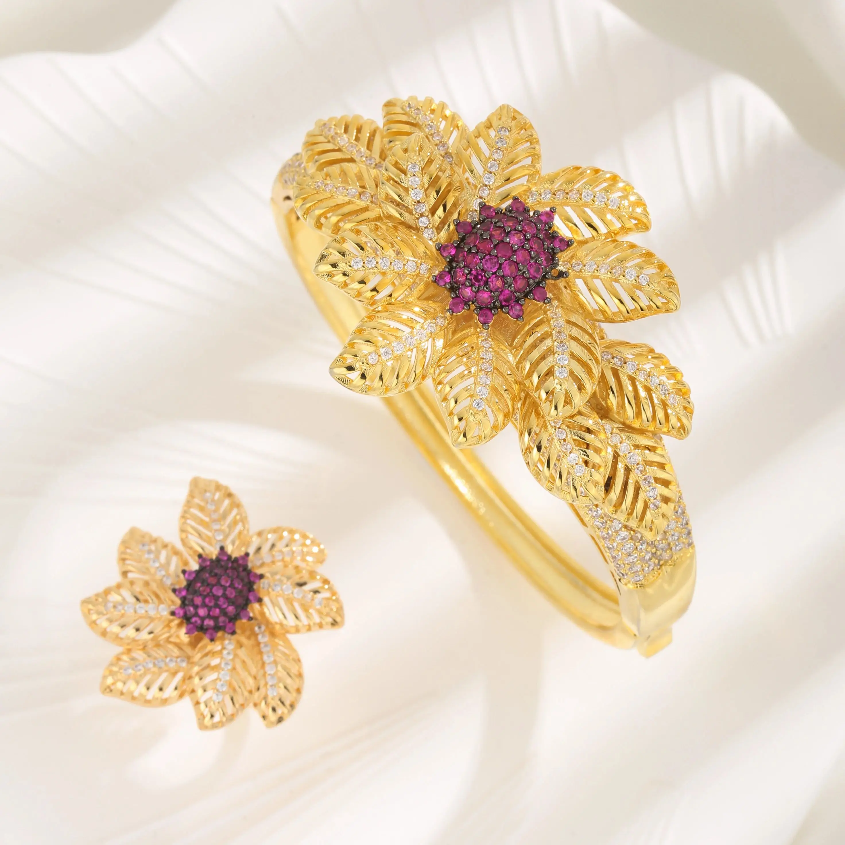 Высококачественный персонализированный модный браслет с лепестками цветов фуксии и шипами кубического циркония, подарок для женщин для повседневной носки. Высококачественный персонализированный модный браслет с лепестками цветов фуксии и шипами кубического циркония, подарок для женщин для повседневной носки.