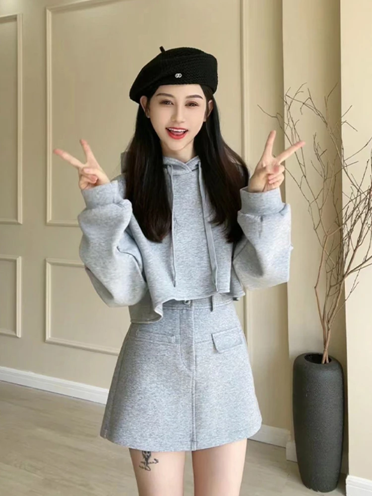 

Fashionable Casual Women's Two-Piece Set Autumn Collection Comfortable Sweatshirt Skirt Ensemble Autumn 2026 Trend