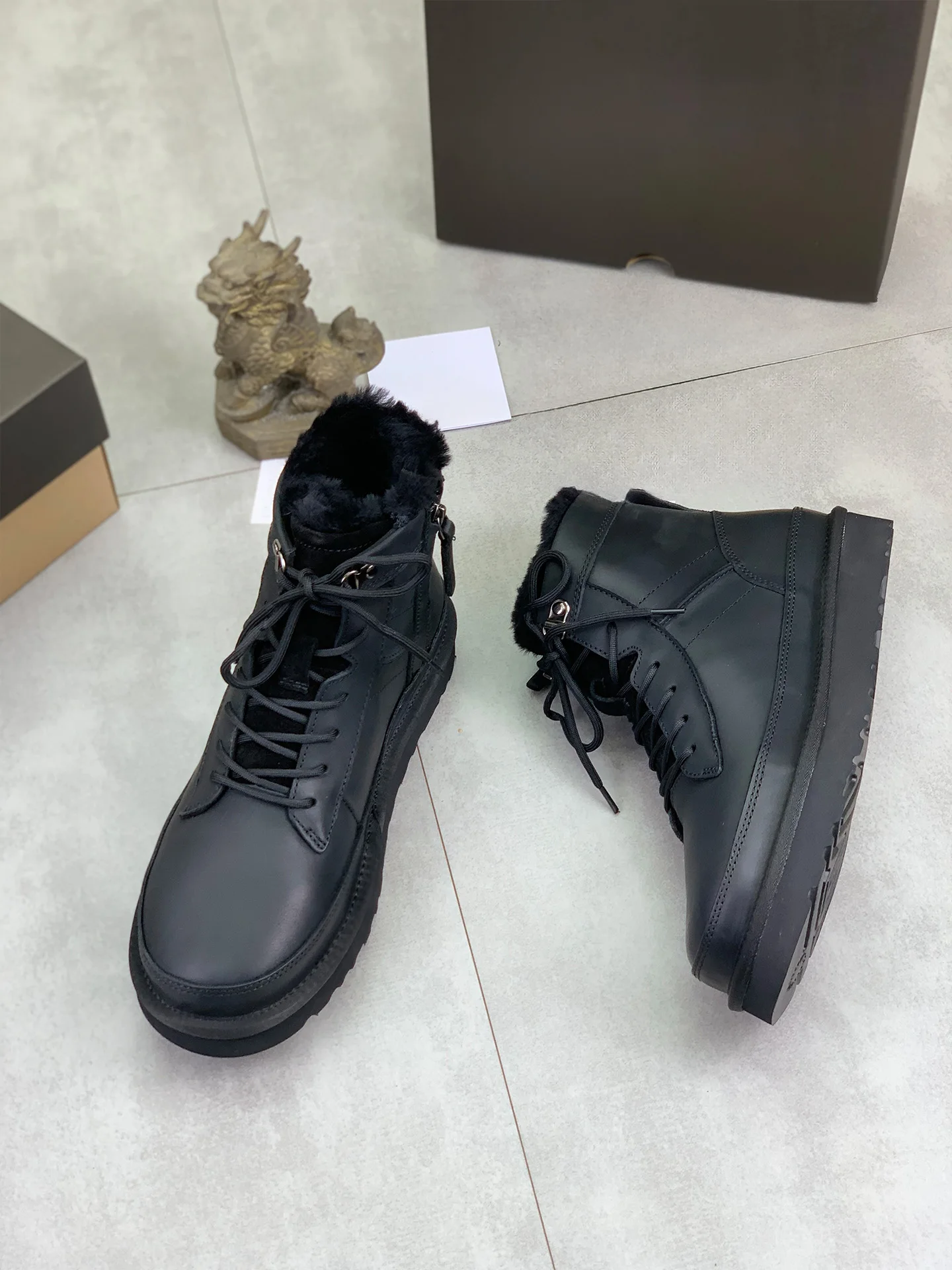 

Мужские кожаные полусапожки 2025 года - шерстяная подкладка, шнуровка, толстая подошва, удобная зимняя повседневная/наружная обувь, модная и повседневная.