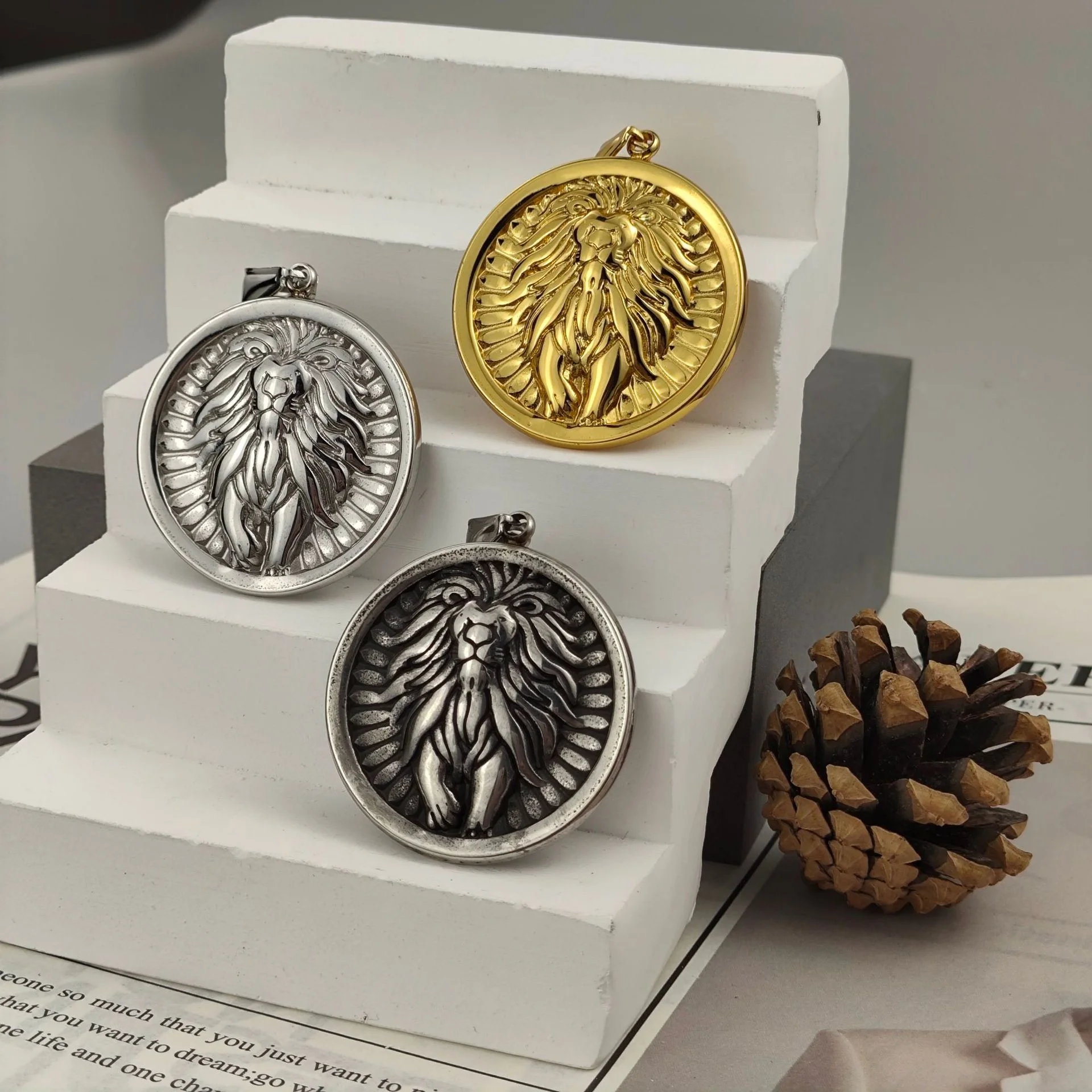 `Men Standing Lion Embossed Coin Pendant Necklace 316L Stainless Steel Gold Plated Ray‑Pattern Background Vintage Round Animal T