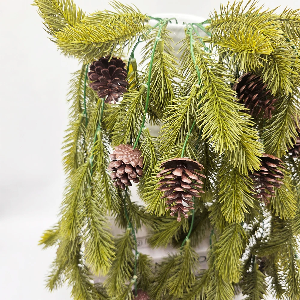 Ghirlanda di piante verdi di pino artificiale con coni e bacche rosse per decorazioni natalizie per manto da appendere per le vacanze invernali
