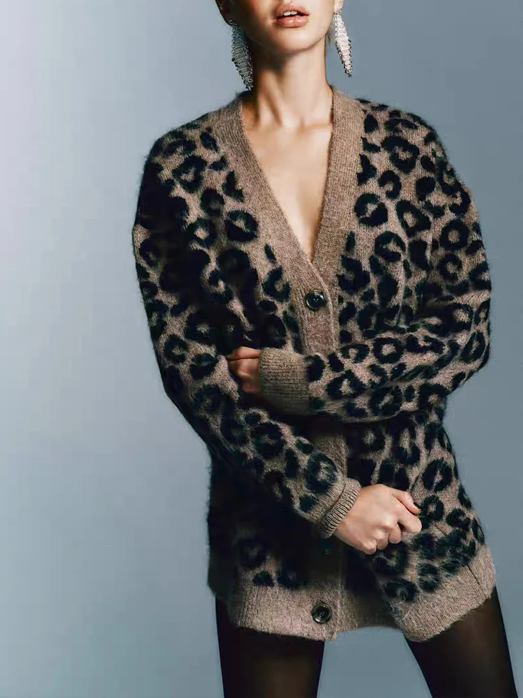 

European style new women's fashion versatile V-neck single-breasted jacquard animal print knitted loose cardigan.