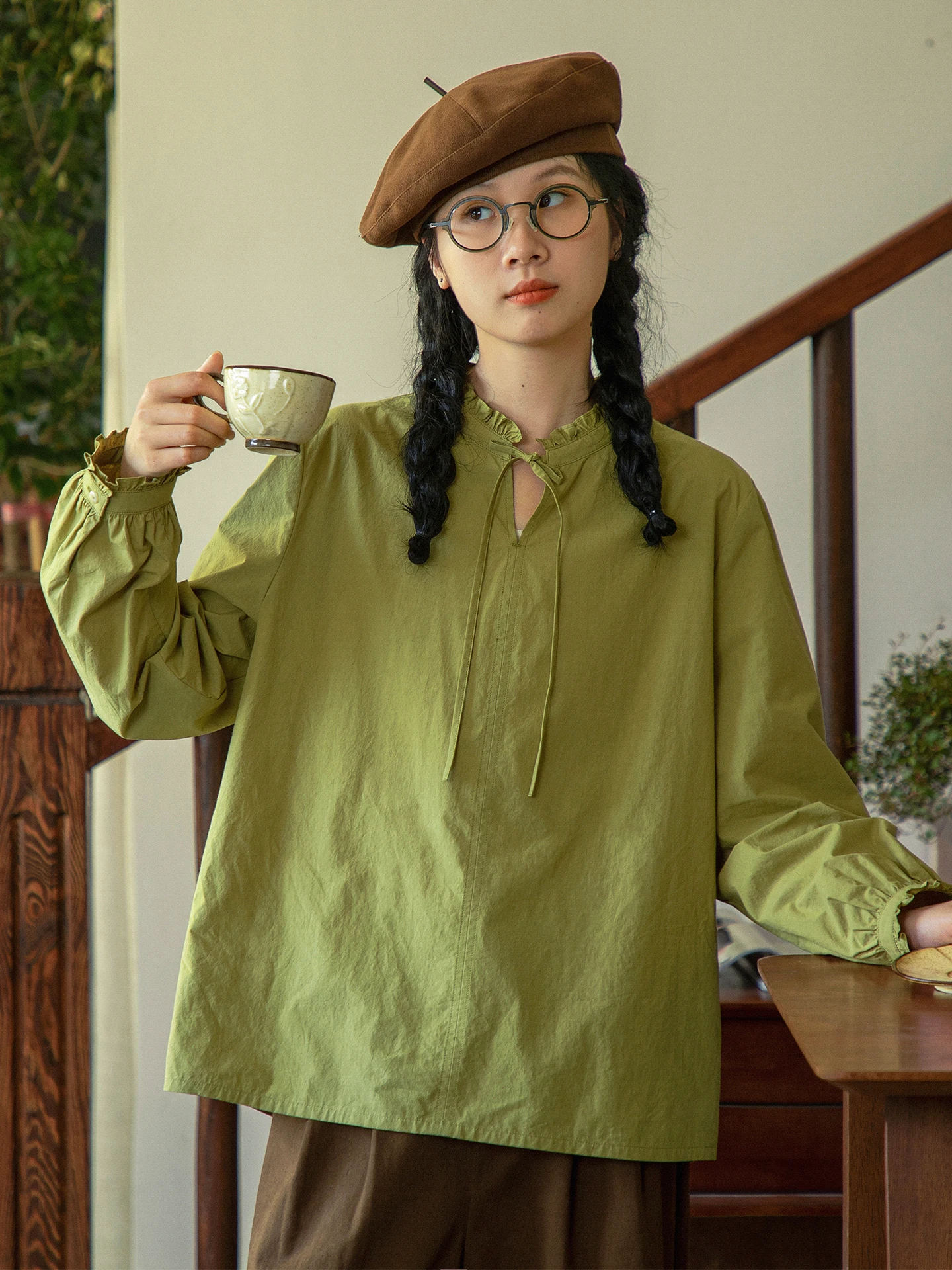 

Оригинальная зеленая блузка из чистого хлопка для женщин, свободного кроя, без рукавов, с кружевным воротником, осенний сезон, топ в японском стиле