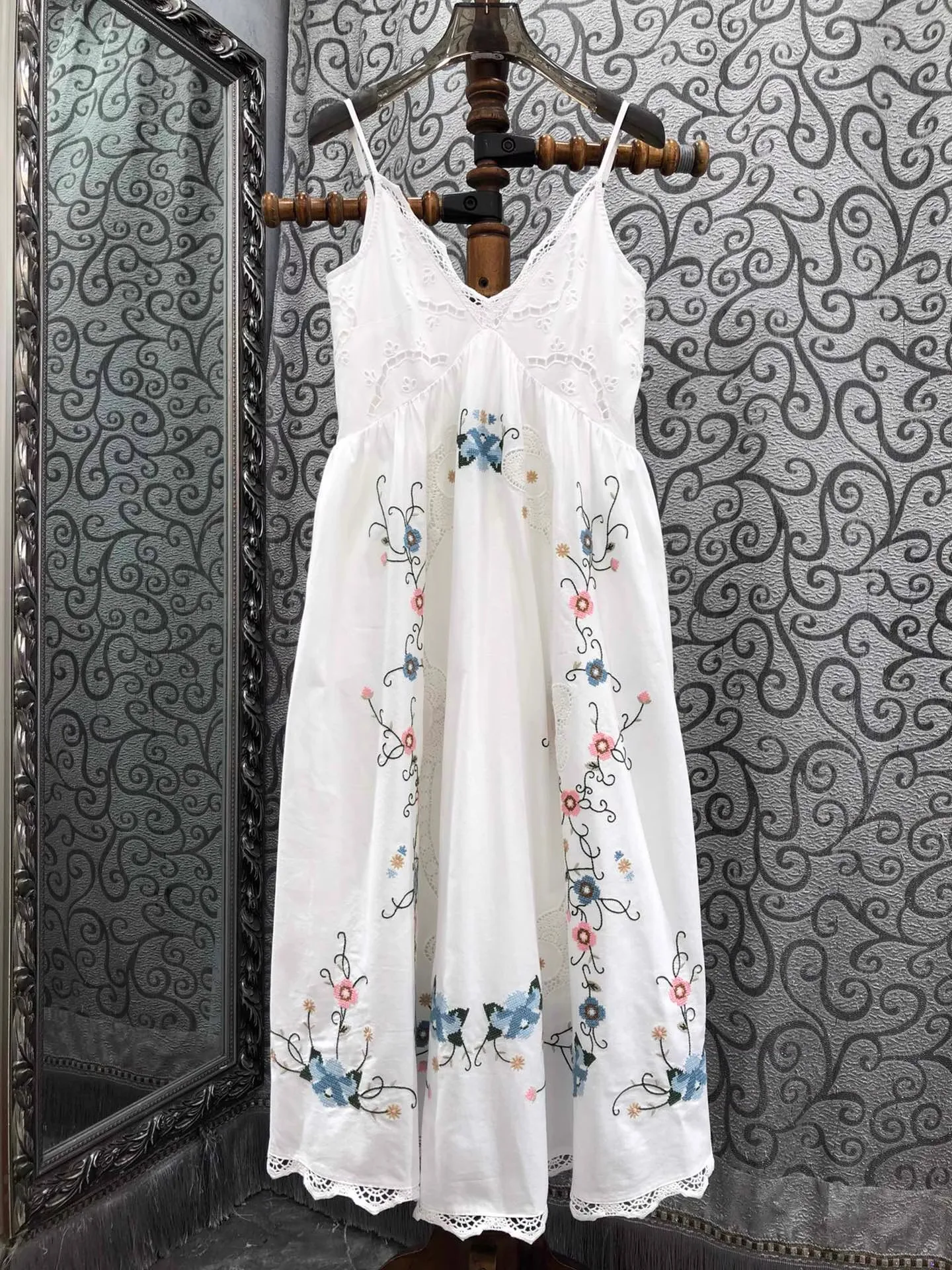 Top Quality Nuovo 2025 Abito estivo da donna con cinturino per spaghetti Lussuoso ricamo a metà polpaccio Abito bianco verde in lino di cotone