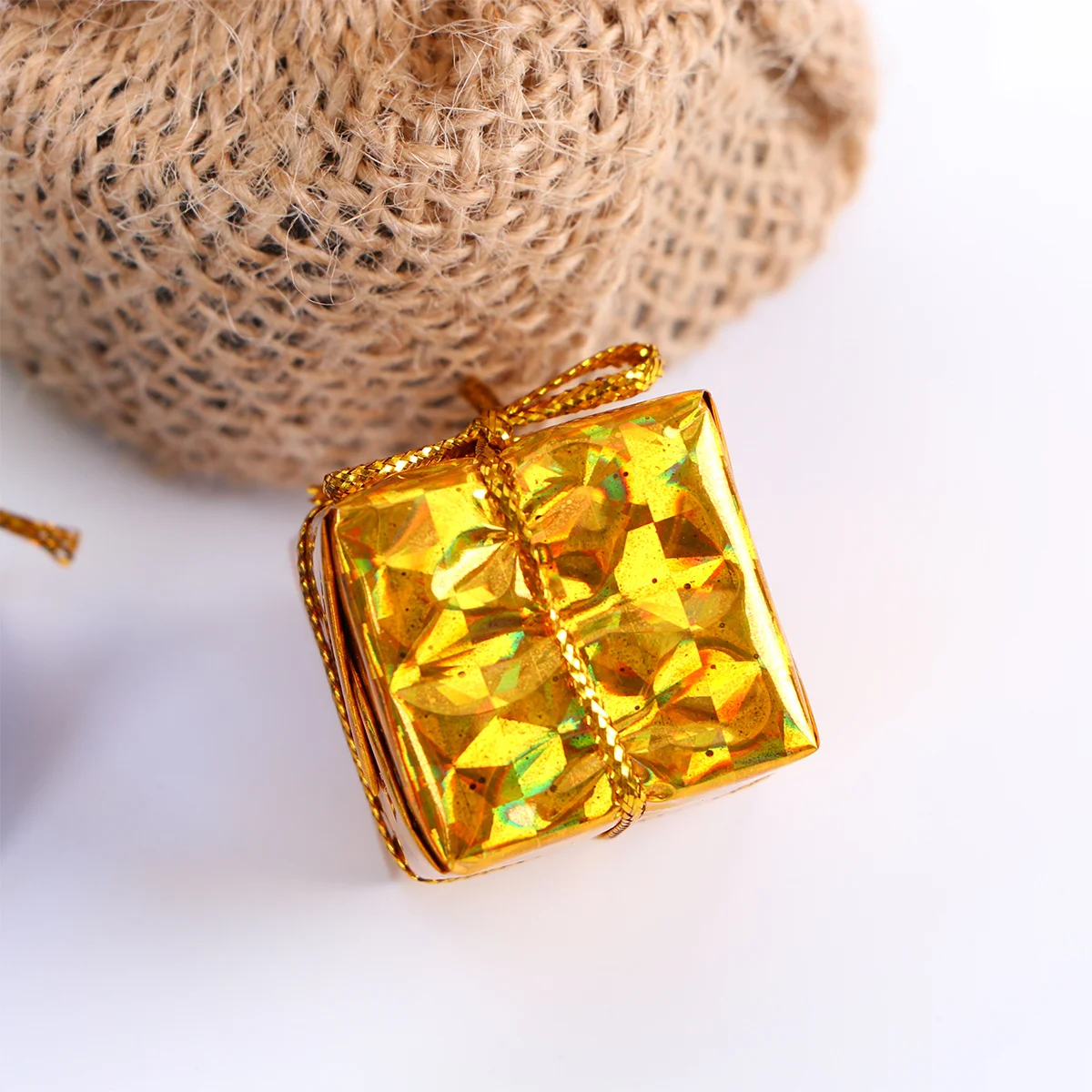 12 قطعة من زينة شجرة الكريسماس، صناديق هدايا صغيرة لطيفة، زينة معلقة احتفالية لتزيين شجرة عيد الميلاد، لون عشوائي