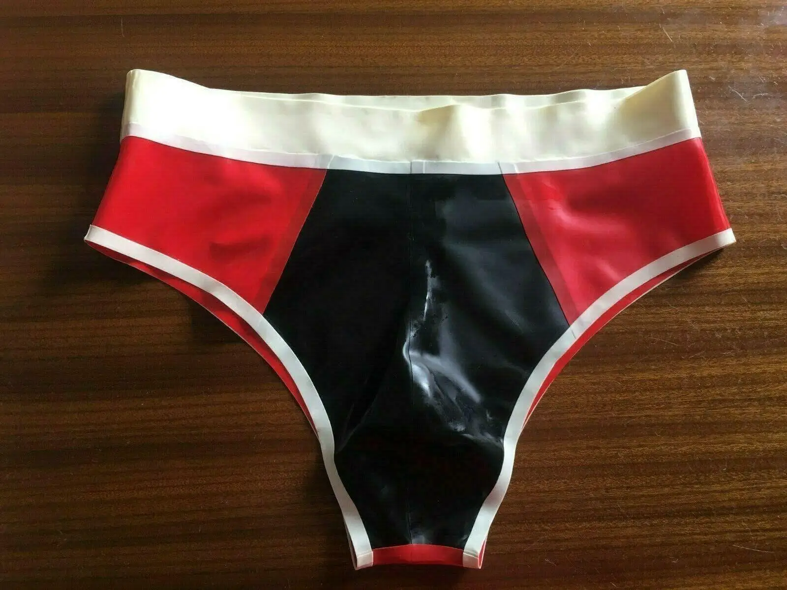 

Латексные трусики | Низкая посадка и треугольная форма | Тайтт-Пассформ