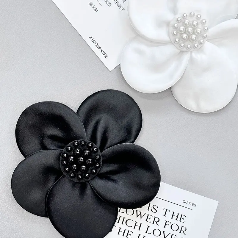 20 Stück einfarbige 3D-Satin-Blumenapplikationen zum Basteln, mit Perlen verziert, für DIY-Stoffaufkleber, Broschen, Schuhe, Hüte, Pullover-Dekoration, Aufnäher – Detail 2