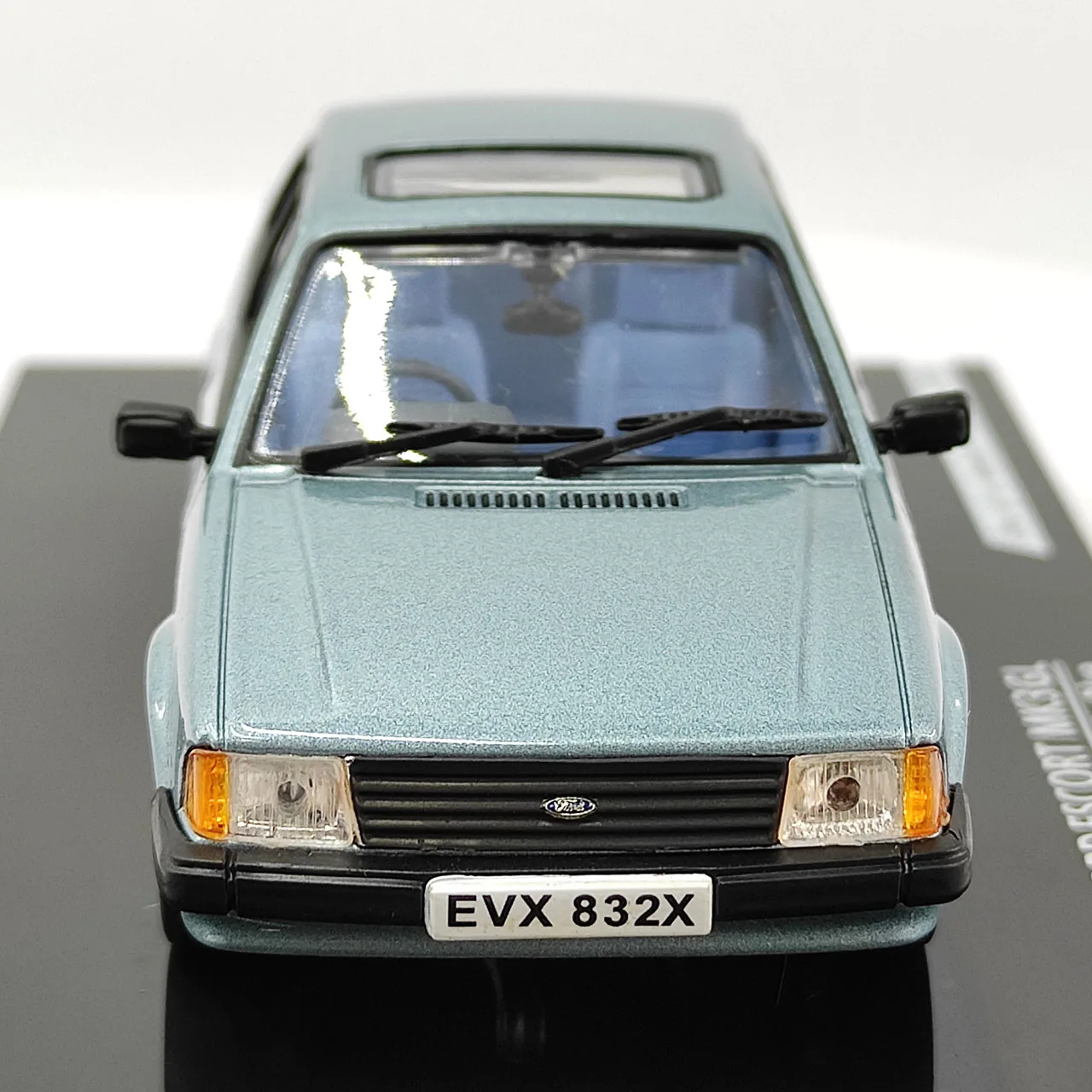 صندوق عيب سطح الطلاء المتشقق بمقياس 1:43 1981 موديل سيارة Ford Escort MK3 GL مصنوع من خليط معدني