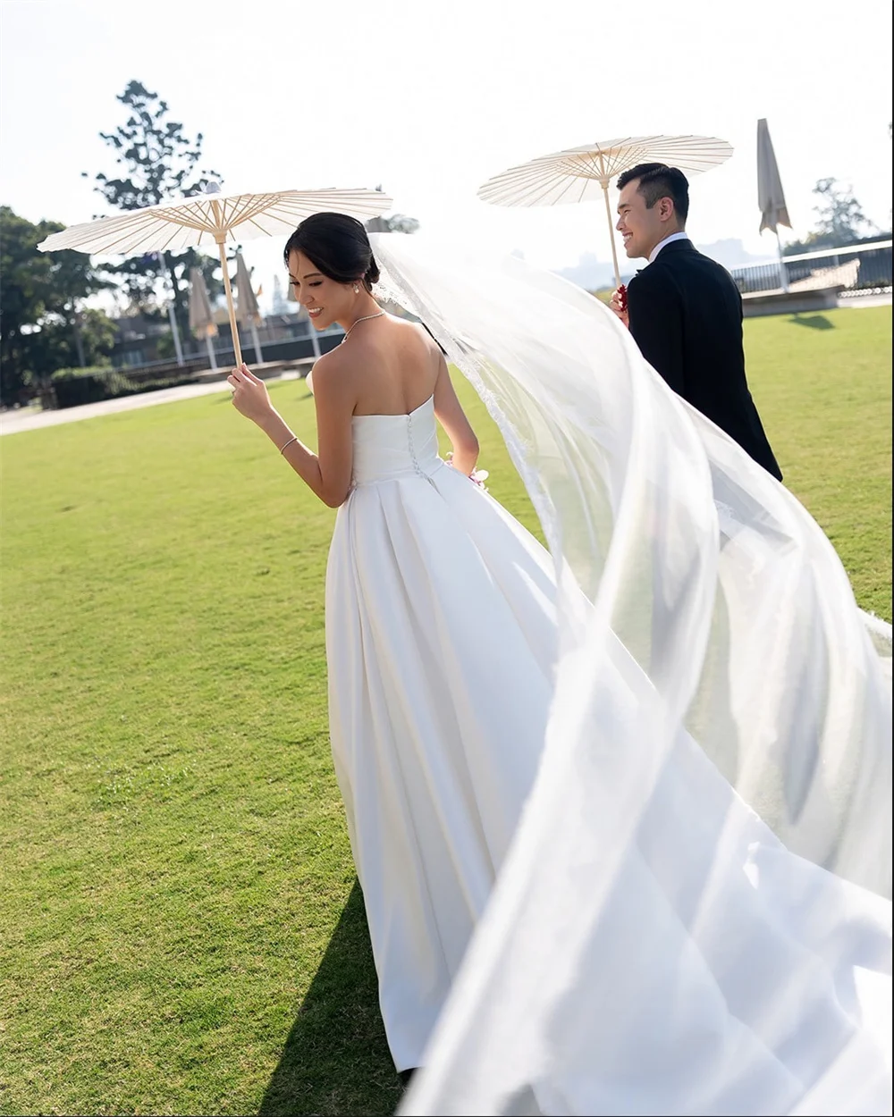 طوكيو مخصص الأبيض الحبيب الرقبة فستان الزفاف بلا أكمام الظهر البريدي ألف خط الزفاف الحجاب قطار المحكمة ثوب زفاف أنيق