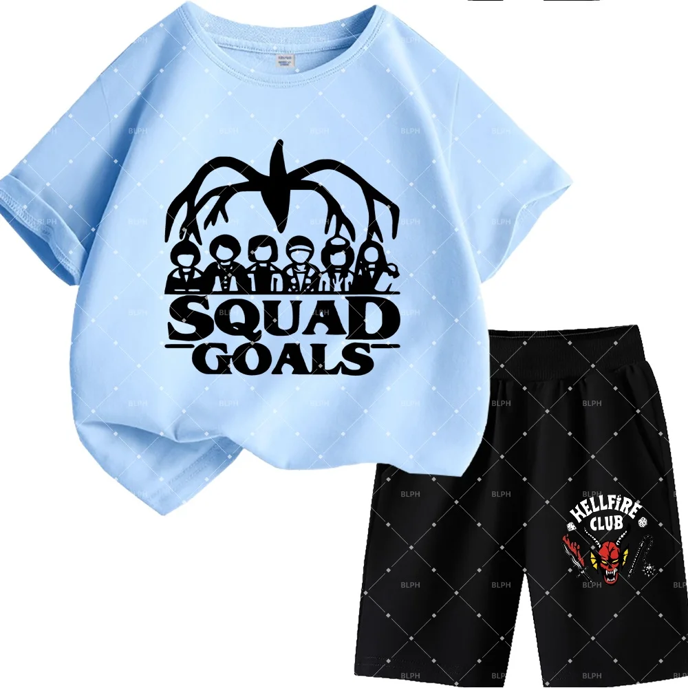 

Милый детский комплект футболок в стиле «Stranger Things» с дизайном «Squad Goals», идеально подходящий для молодых поклонников сериала, стильный и удобный.