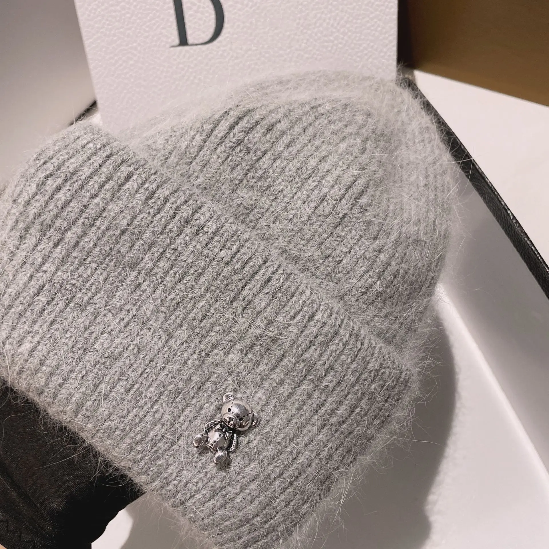 Cappelli lavorati a maglia in vera pelliccia di coniglio con orso taglio di lusso per donna Cappello caldo invernale Berretto da donna casual Berretto da passeggio Berretti in lana Skullies