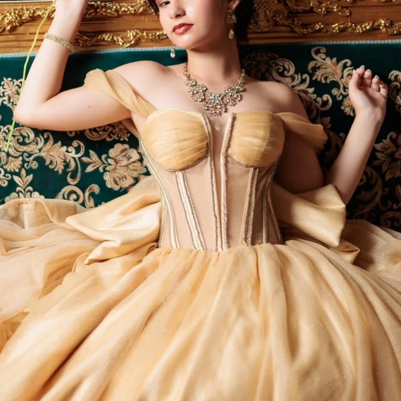 

Платье для квинсеаньеры цвета шампань с открытыми плечами, блестками, длинным шлейфом и бантом, на заказ