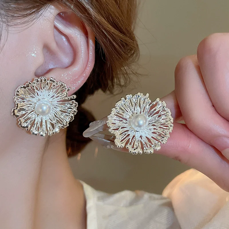 Silver Color Metal Flower Pearl Stud Earrings For Women Fashion Personality Hollow Round Temperament Earrings Jewelry Party Gift