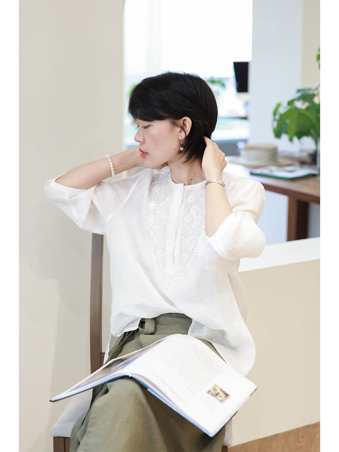 

Lightweight Breathable Waed Linen Embroidered round Ne 7/8 Sve White irt Summer Thin Retro Loose Top Women's Faion