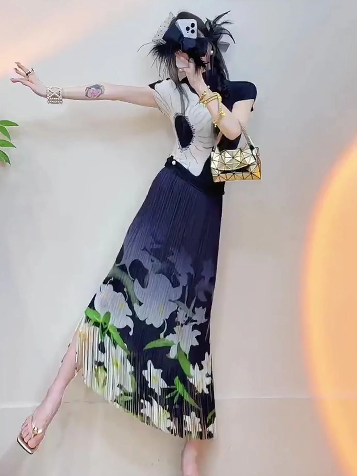 

Женский летний комплект из трех предметов: футболка с коротким рукавом и плиссированная юбка, круглый вырез, полиэстер, модный ансамбль