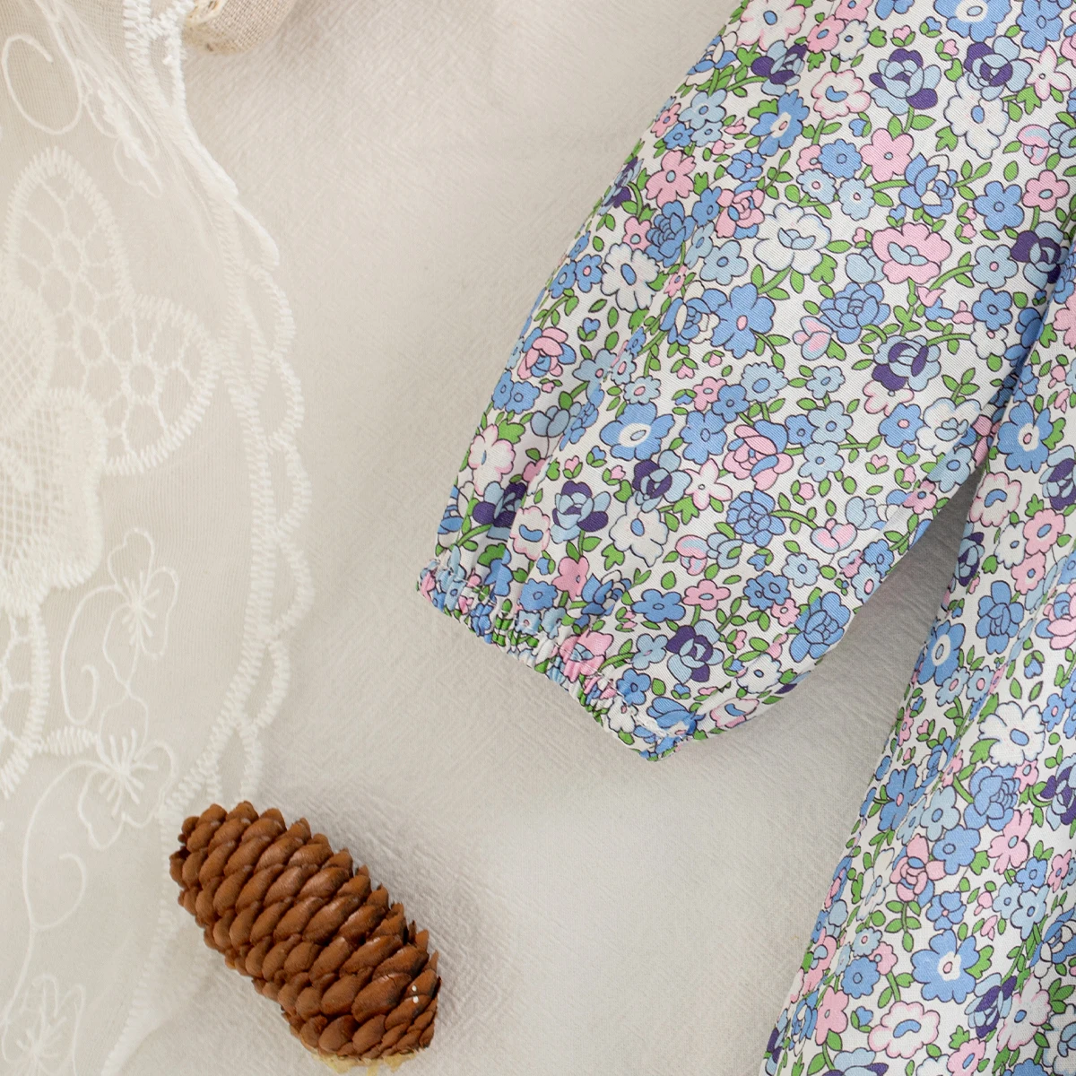Herbstmode Blumenmuster Langarm-Babykleid im Koreanischen Stil Süßes Niedliches Blaues Schleifenkleid aus Baumwolle Bequemes Weiches Lässiges Kleinkind-Kleid – Detail 7