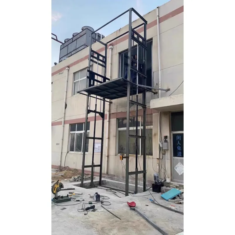 Ascensore di carico idraulico singolo doppio binario personalizzato Carico 500 kg Piattaforma di sollevamento semplice da 1 tonnellata Edificio di magazzino Elettrico