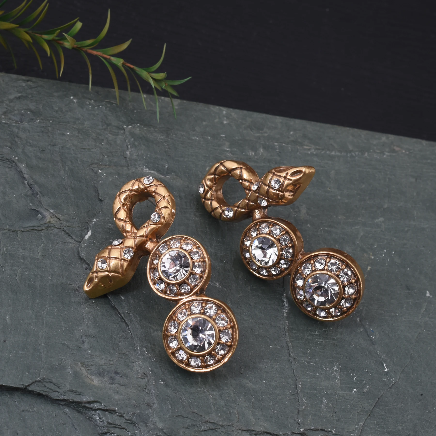 

Europe and the United States cross-border fashion retro serpentine earrings high-end earrings in the ancient style set diamond e