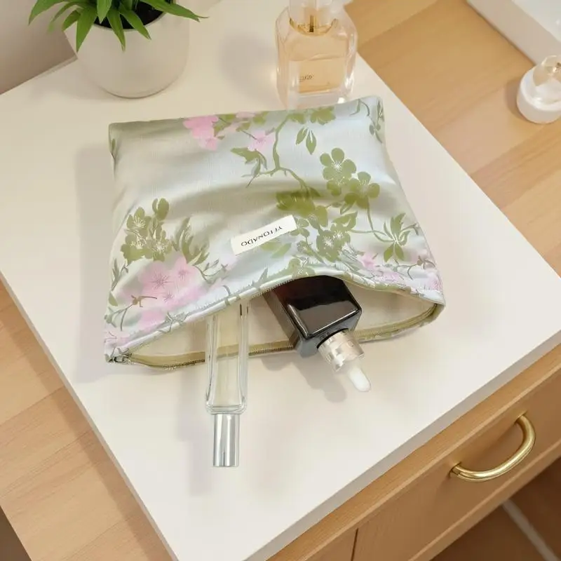 

Chinese-Style Satin Makeup Bag, Skin Care Product Storage Bag, Id Bag, Toiletries Bag, Hand-Held Makeup Bag