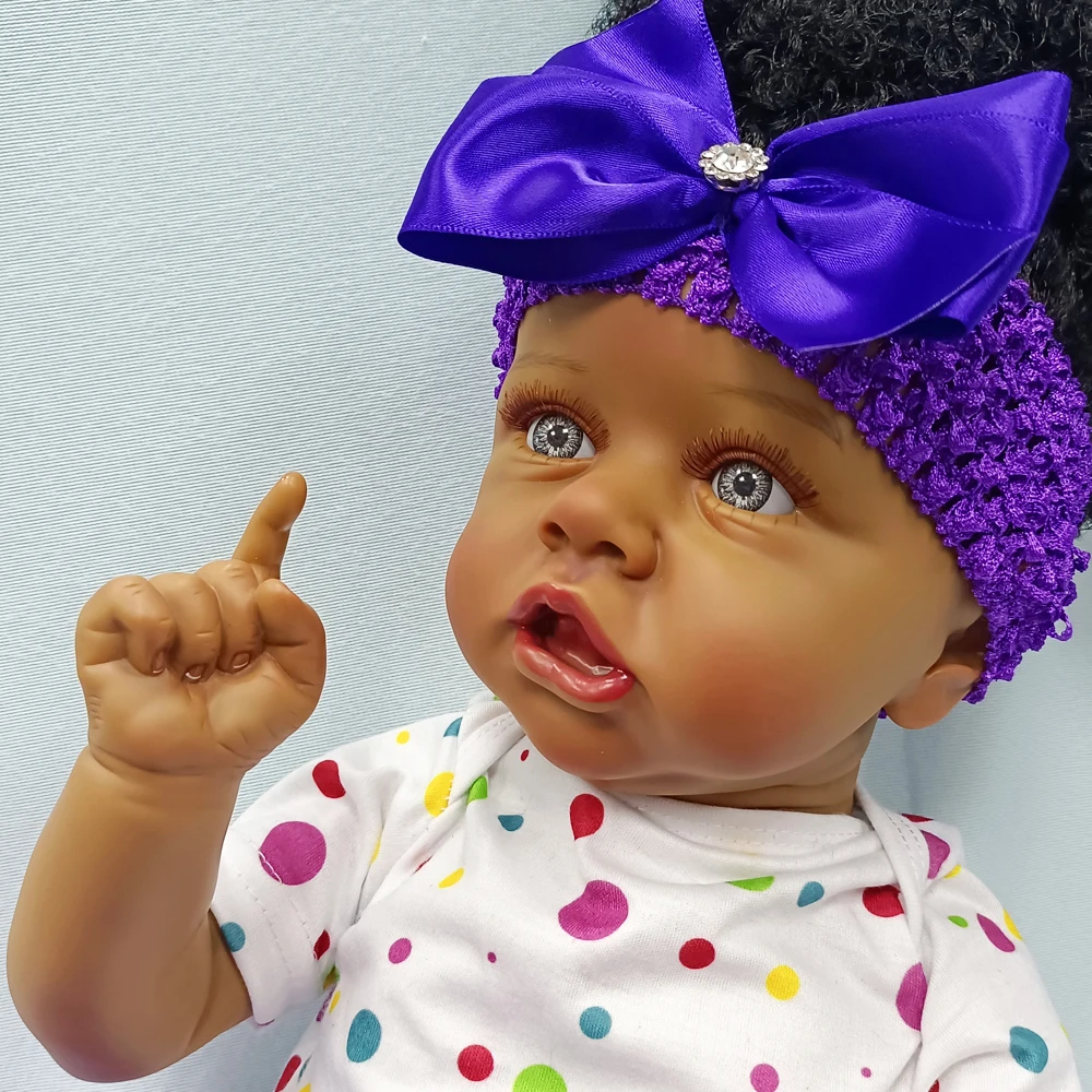 Brinquedo de boneca reborn de vinil preto de 22 polegadas, edição rara, vestido roxo, pele preta realista e características faciais, embalagem de caixa colorida