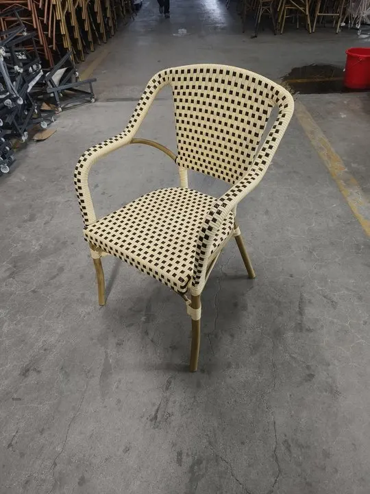 Französisches Outdoor-Restaurant mit hoher Rückenlehne, Kaffeestuhl aus Kunststoff und Rattan