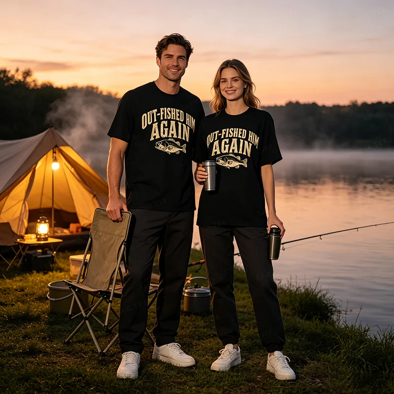 Out-Fished Him Again Lustiges Bass-Angler-T-Shirt Y2k Fischer Outdoor-Kleidung Humor Fischliebhaber Angler Cooles Spruch-T-Shirt – Detail 3