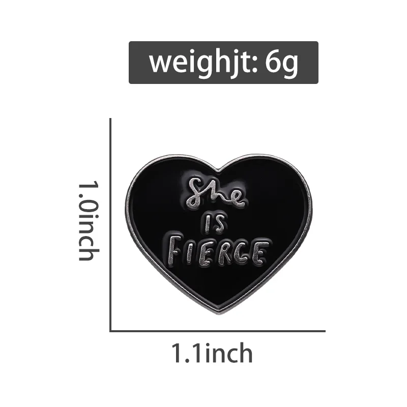 Pin de esmalte de corazón negro con cita en inglés, She is fierce broche de, accesorio de solapa para bolso, insignia, regalo para Amiga, joyería al por mayor