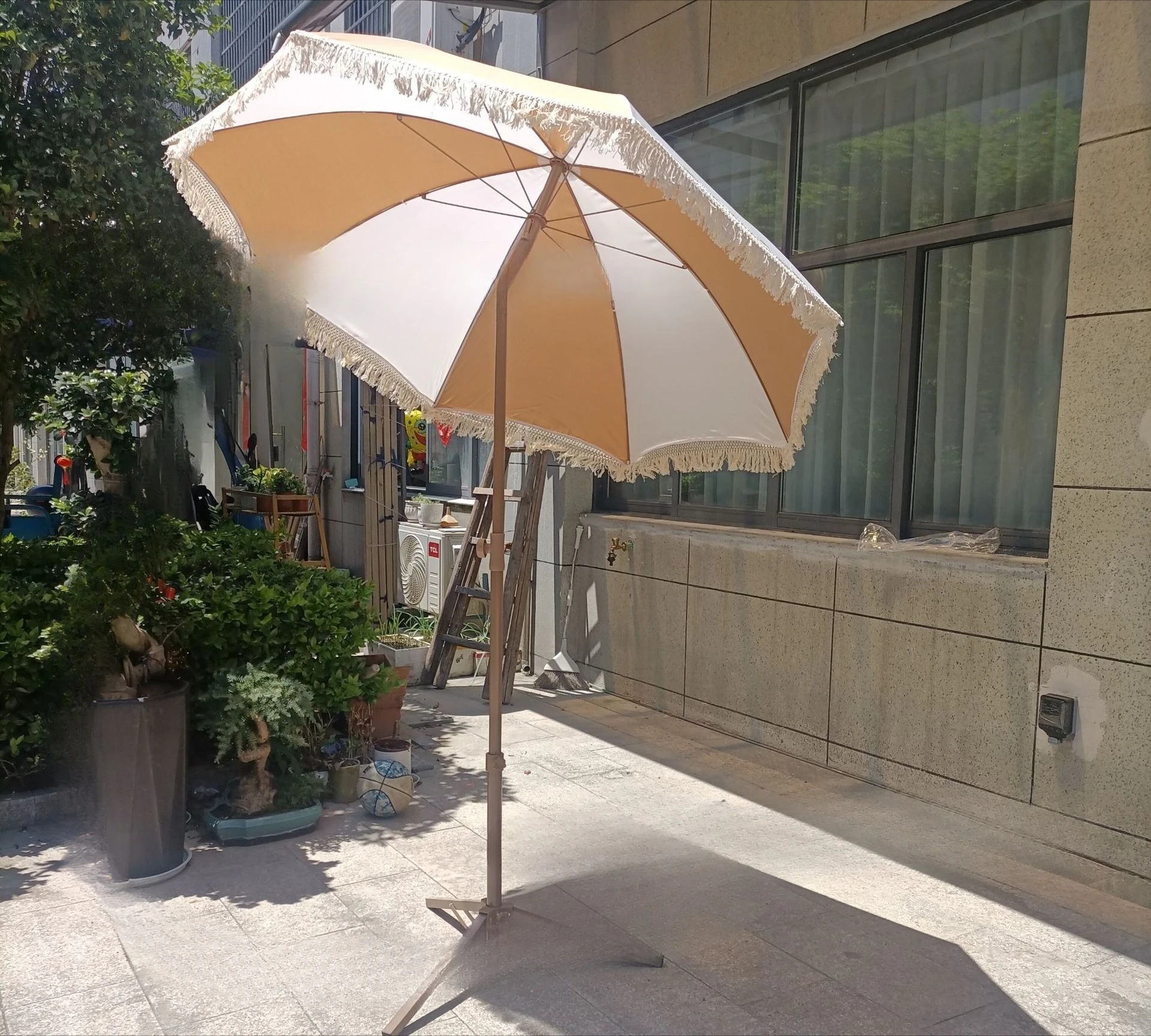 مظلة شاطئ متطابقة الألوان قابلة للطي على الشاطئ، إعلان مظلة للترفيه