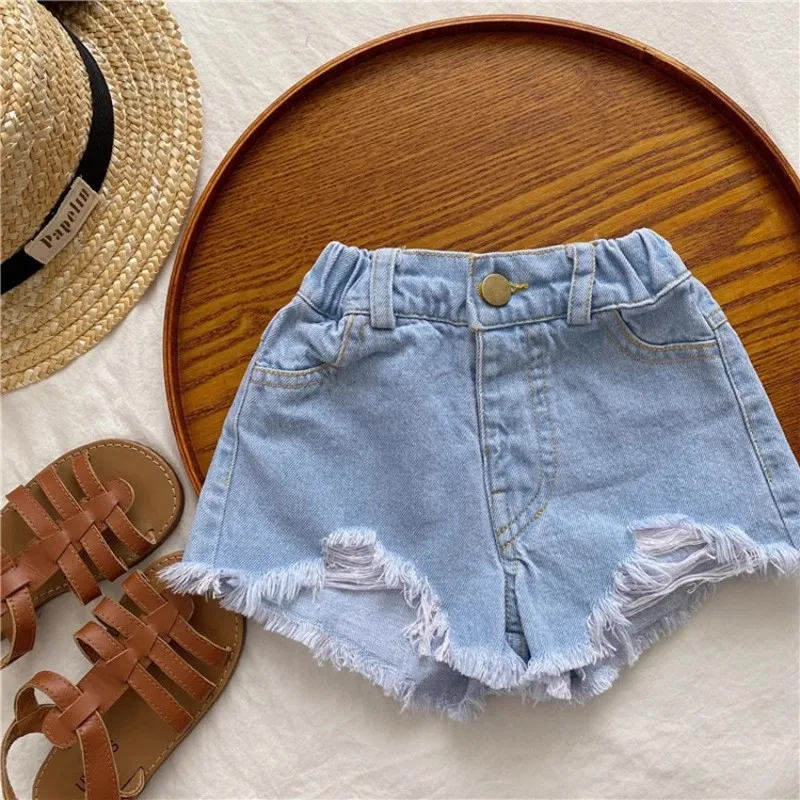 

2025 Summer Girls' Denim Shorts New Children's Stylish Versatile Hot Pants for Wearing Outside Children's Jeans