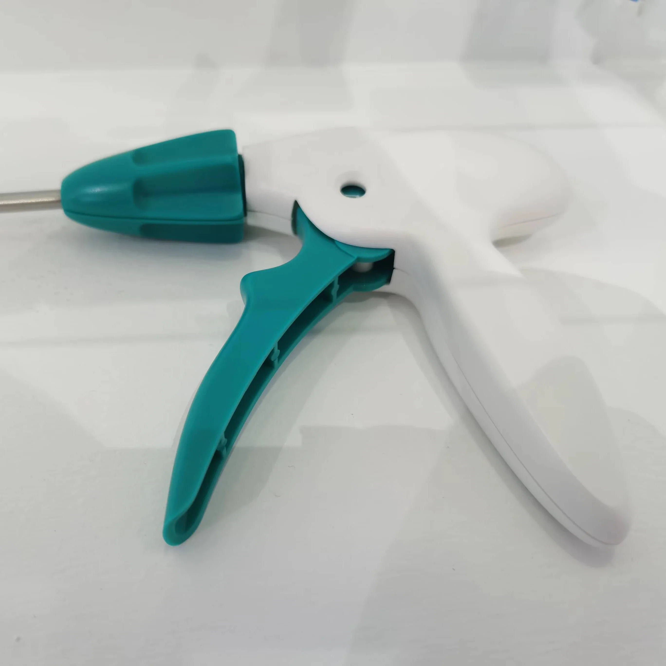 Medical laparoscopic disposable plastic clip applicator