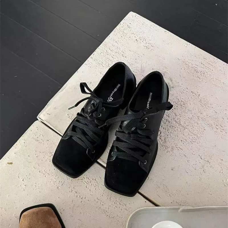 2025 sapatos de couro pequenos femininos primavera e outono vintage rendas até salto grosso cabeça quadrada único sapatos femininos de deslocamento
