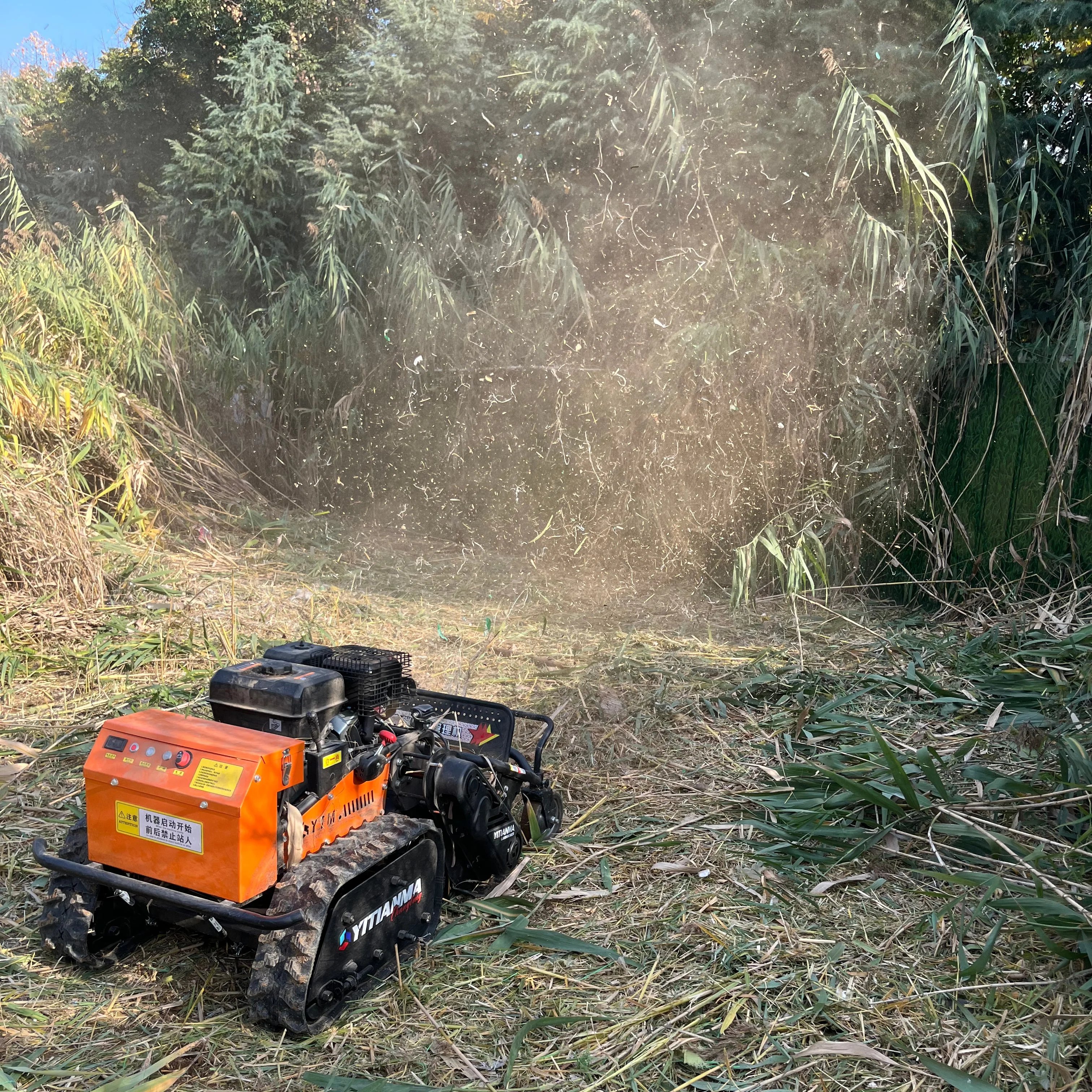 مصنع مخصص قوة 8.6KW ، عرض العمل 700 مللي متر التحكم عن بعد ذكي الزاحف جزازة العشب روبوت مناسبة للحديقة مع CE