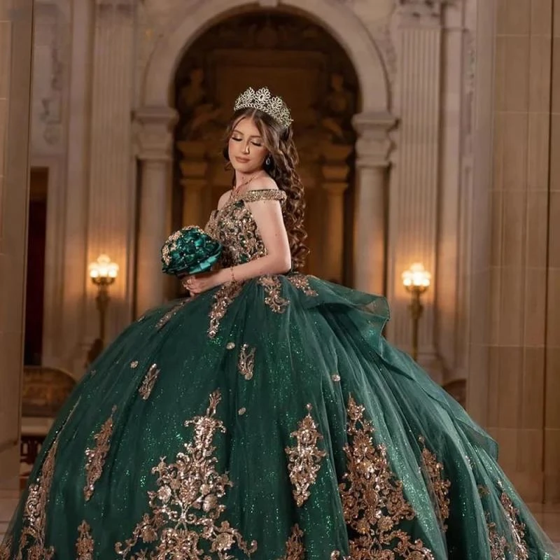 

Emerald Green Off The Shoulder Bow Quinceanera Dresses Ball Gown Gold Sequined Appliques Beading Corset Vestidos De 15 Años