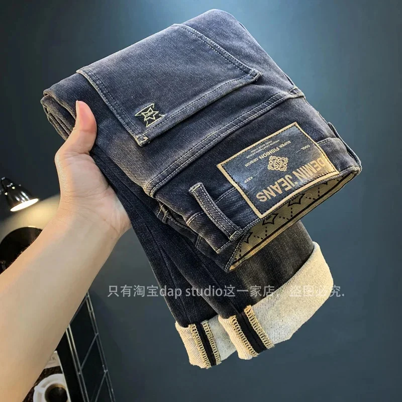 

Модные мужские джинсы с вышитым принтом, на флисовой подкладке, сохраняющие тепло, зимние модные элитные облегающие узкие брюки