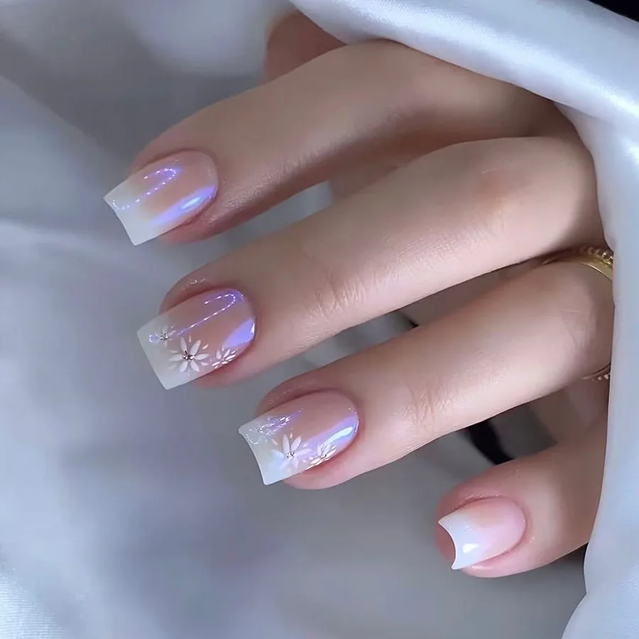 เล็บปลอมแบบกดติด 24 ชิ้น หัวสี่เหลี่ยมสั้น ลายไล่สีวิ้งประกาย พร้อมลายดอกไม้สีขาวเรียบง่าย ใช้ซ้ำได้ ปิดเต็มเล็บ