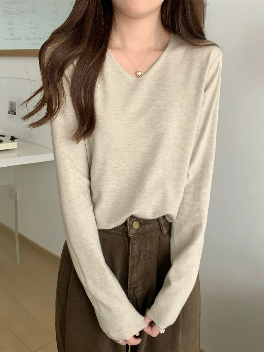 เสื้อถักผู้หญิงคอวีเนื้อนุ่มสบาย สีพื้น ใส่เป็นเสื้อตัวในได้ สไตล์ลำลอง เหมาะกับการเดินทาง แขนยาวพิเศษ ความยาวแบบอัลตร้า