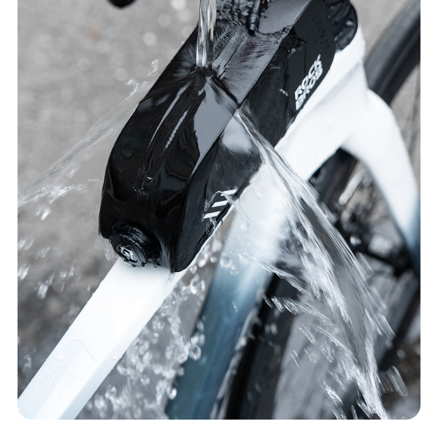 ROCKBROS Vollständig Wasserdichte Oberrohr-Tasche 0,9L Fassungsvermögen MTB Rennrad-Rahmentasche Versiegelte Reißverschluss-Rahmentasche mit Stabilem Befestigungszubehör – Detail 5