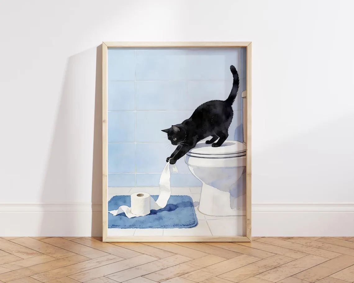 Verspielte Badezimmer-Wanddekoration mit Katzenmotiv – Realistische Illustration einer schelmischen schwarzen Katze, die auf einer weißen Toilette sitzt und sich ausrollt.