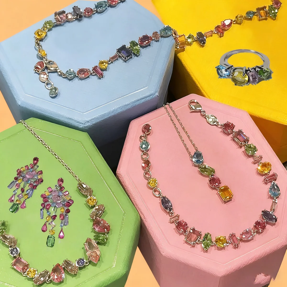 

Роскошный ювелирный набор из цветных кристаллов — изысканное колье, кольцо и браслет с бриллиантами, идеально подходит в качестве свадебного подарка для женщин