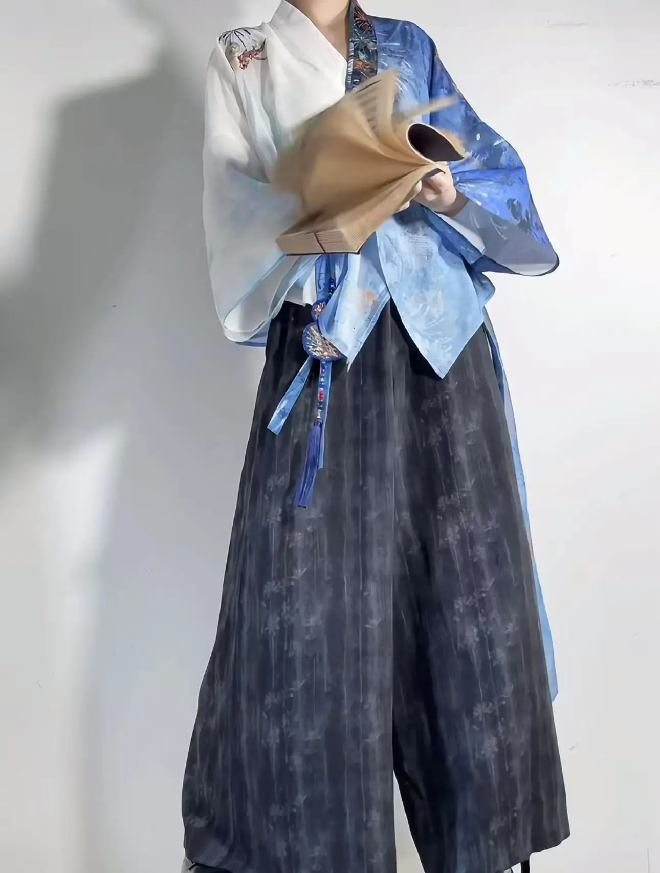 젊은 감각의 오리지널 한복 남녀 수묵화 자수 크로스 칼라 수트 트렌디하고 멋진 할로윈 코스프레 의상