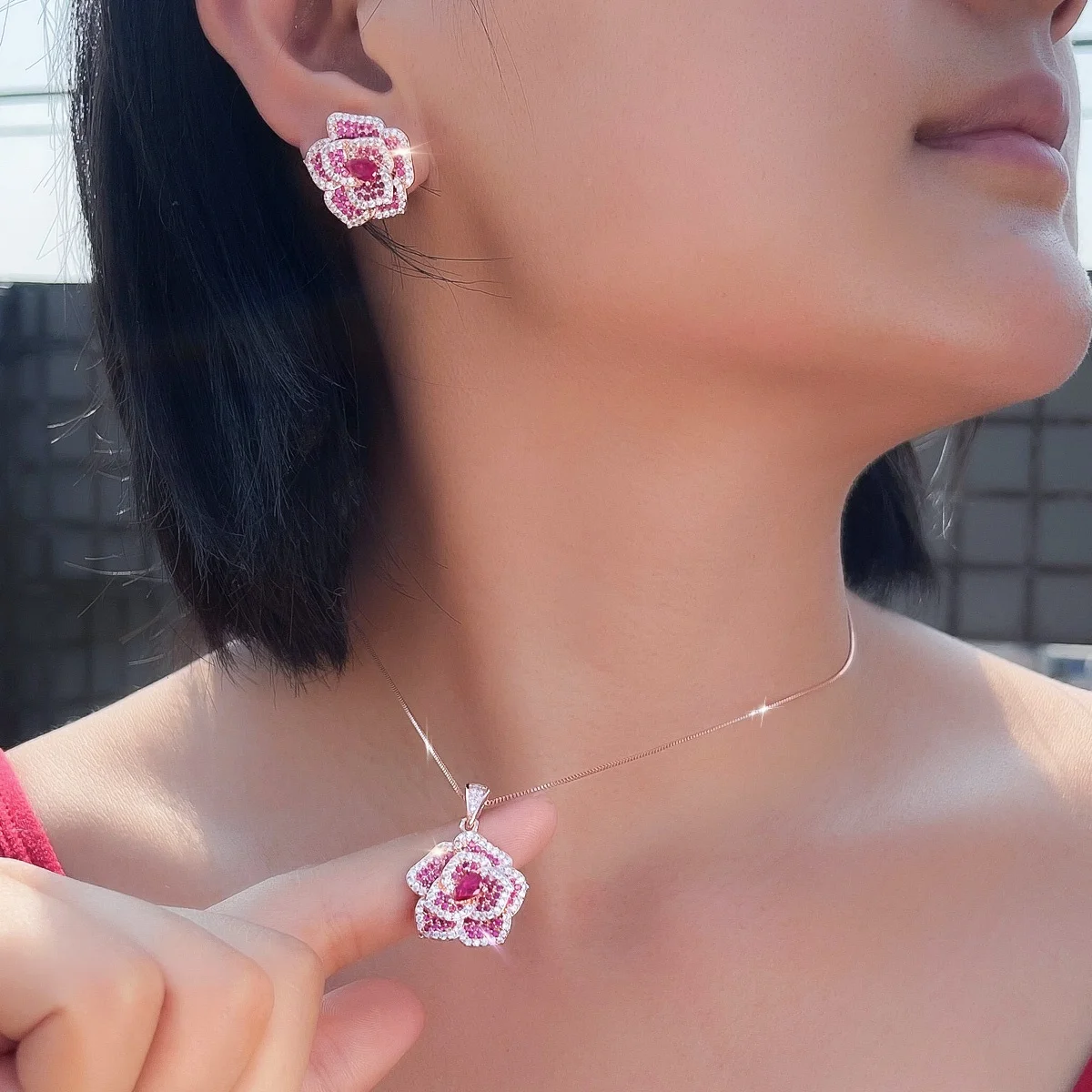 Pera - Juego de Joyas de Moda con Pendientes y Collar con Dijes de Flores de Rosa Romántica y Circonitas Brillantes para Mujer, Regalo para Fiesta de Compromiso J536