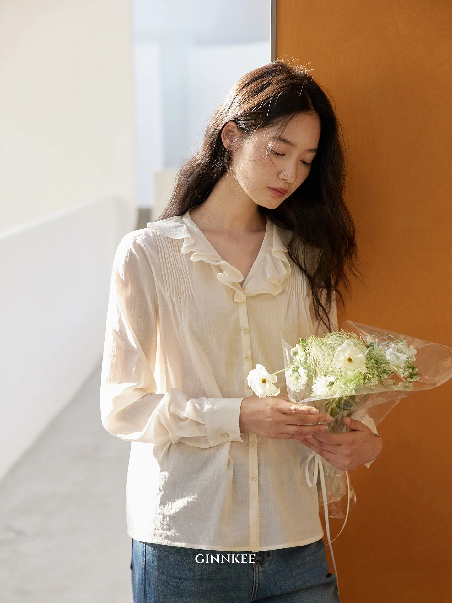 

Elegant GINNKEE Women's Shirt V-neck Long Sleeve Commute Simple Design Cotton Blouse French Style Pleated Hemline Pure Color