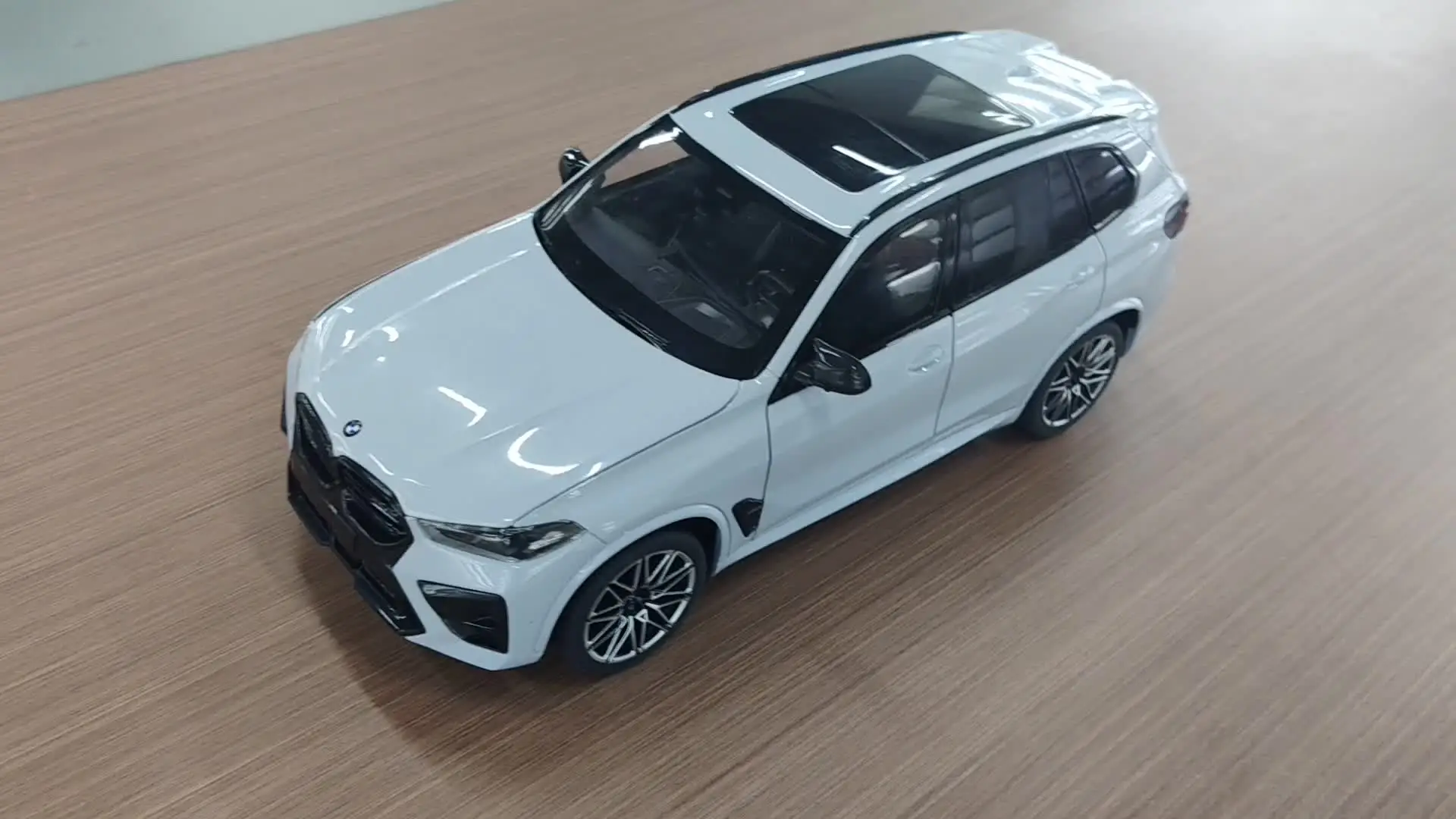 Official authorized 1:18 BMW X5M oversized SUV off-road vehicle