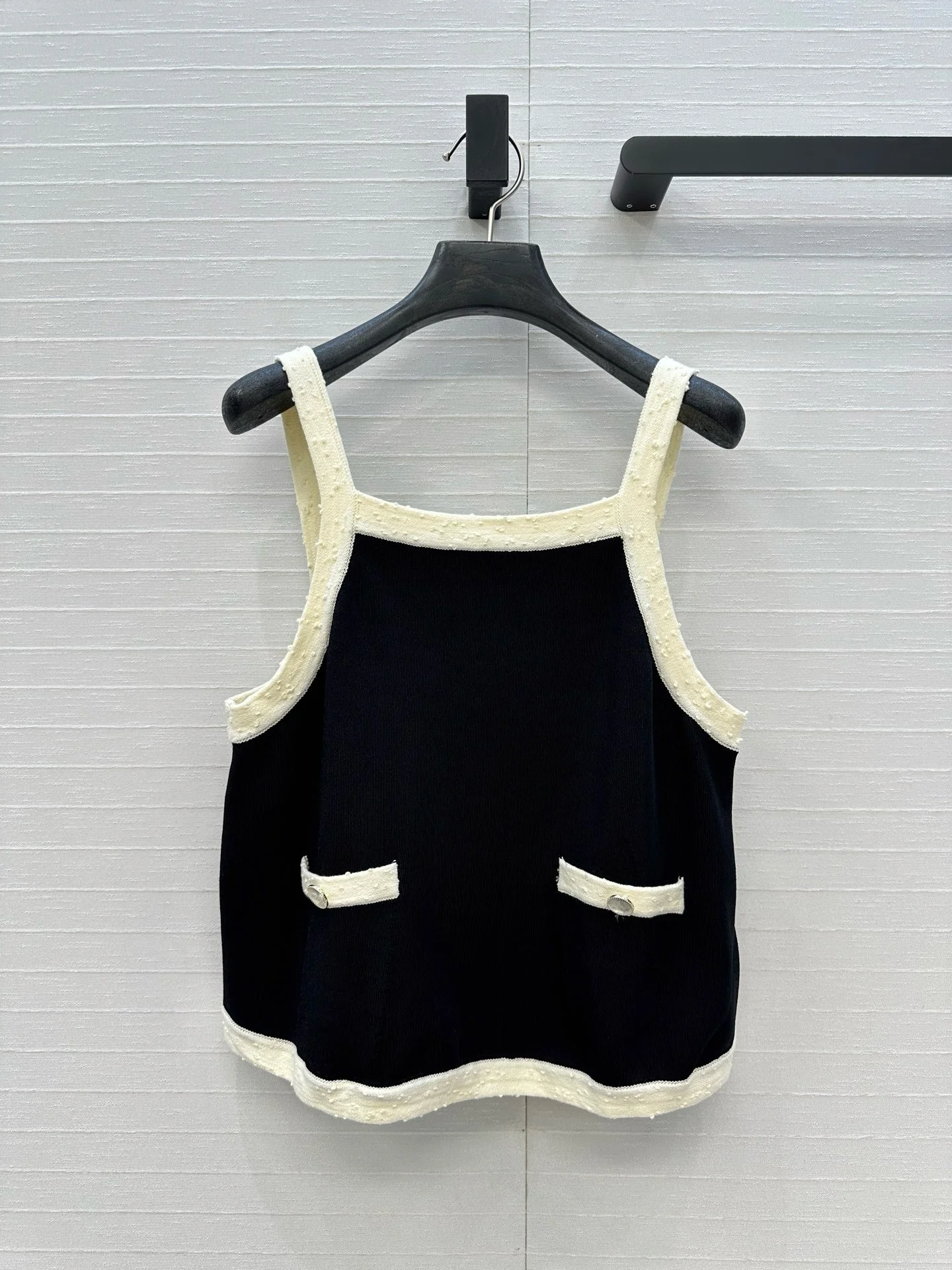 

Лето 2025 г., новый маленький ароматный стиль во французском стиле, контрастный цвет, вязаный топ с ремешком, модный и универсальный светский стиль